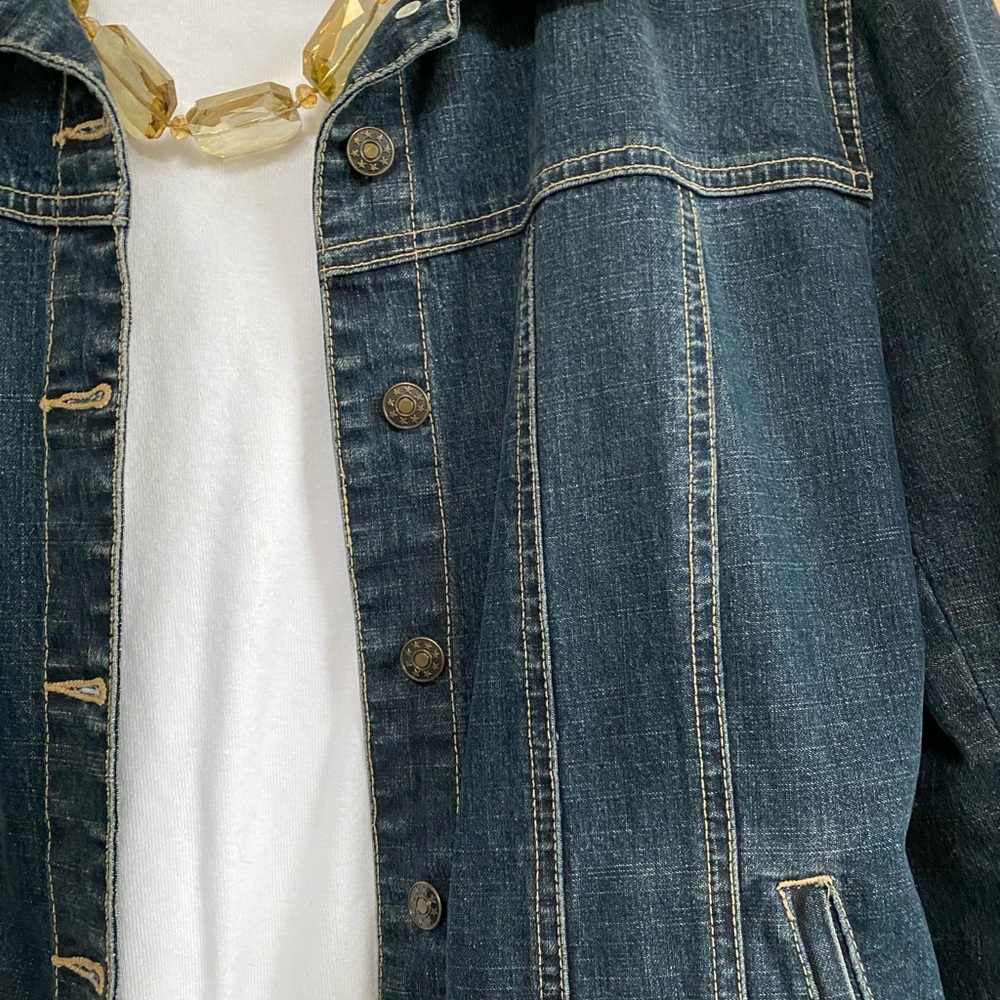 Excellent Jean Jacket.  Slightly nipped waist
